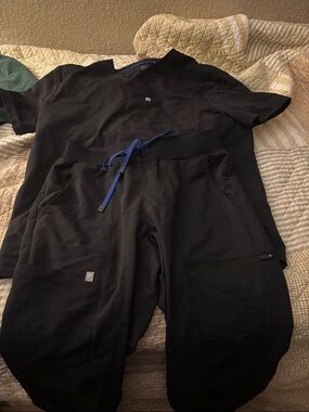 Fabletics Men’s Black Scrub Set with Blue Drawstring